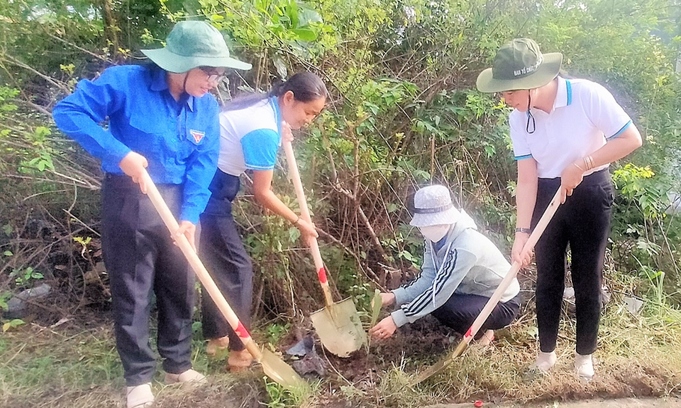 Huyện đoàn Cần Đước tổ chức hoạt động cao điểm Thanh niên chung tay xây dựng nông thôn mới