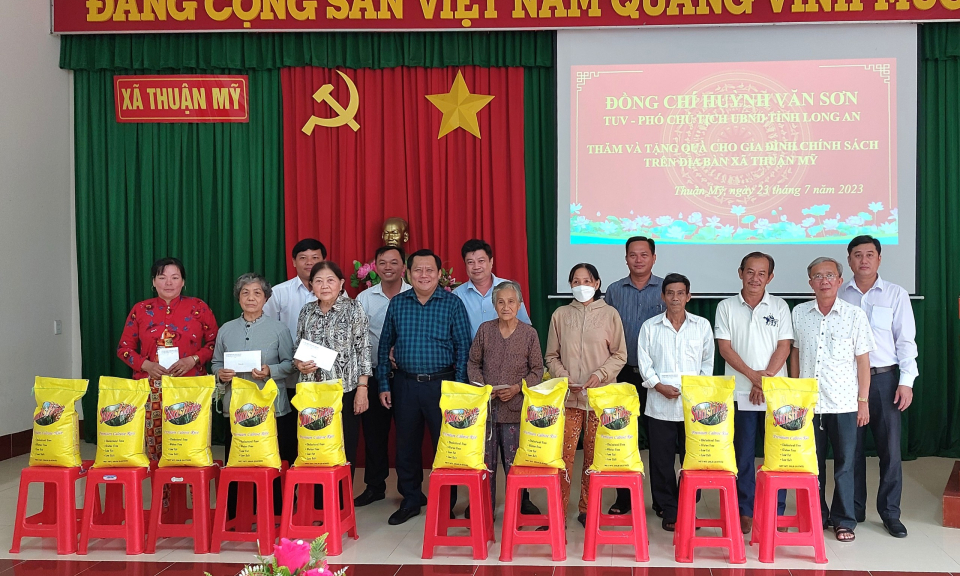 Phó Chủ tịch UBND tỉnh tặng quà gia đình chính sách huyện Châu Thành