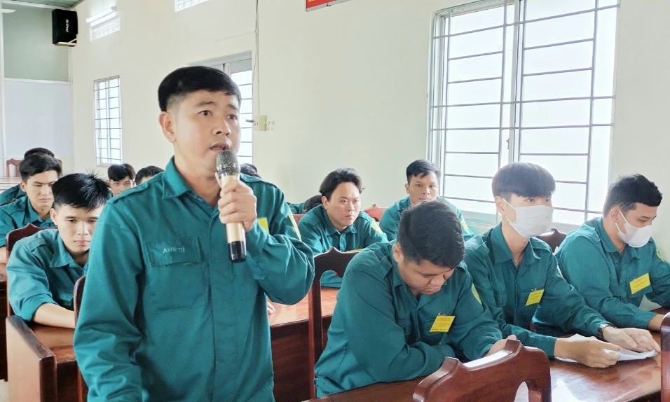Ban Chỉ huy Quân sự huyện Tân Hưng đối thoại với chiến sĩ Dân quân tự vệ