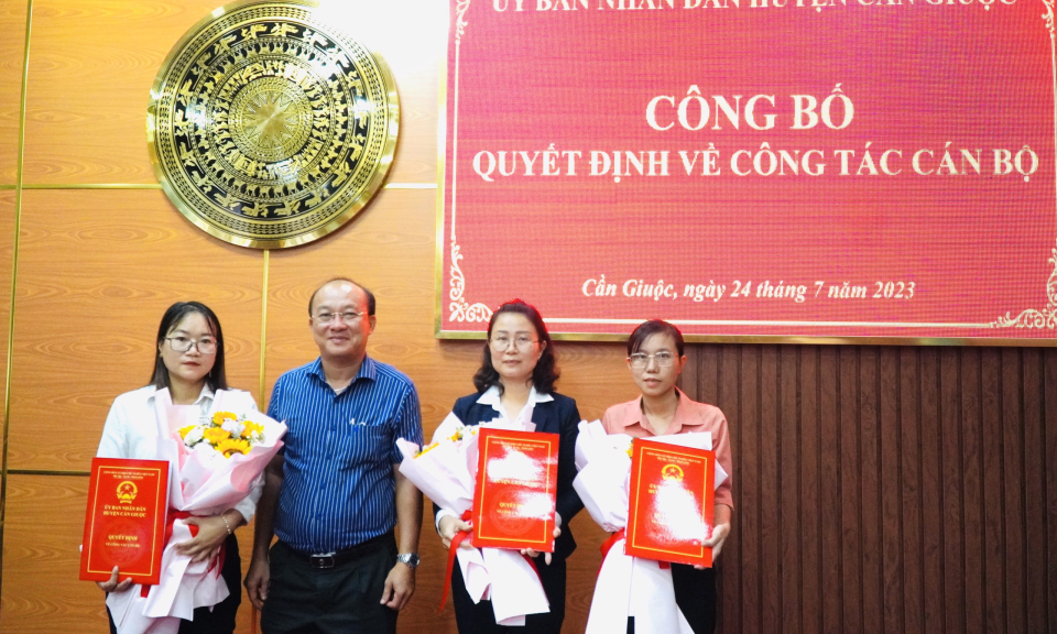 Cần Giuộc công bố quyết định về công tác cán bộ