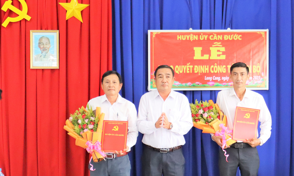 Huyện ủy - UBND huyện Cần Đước trao quyết định công tác cán bộ