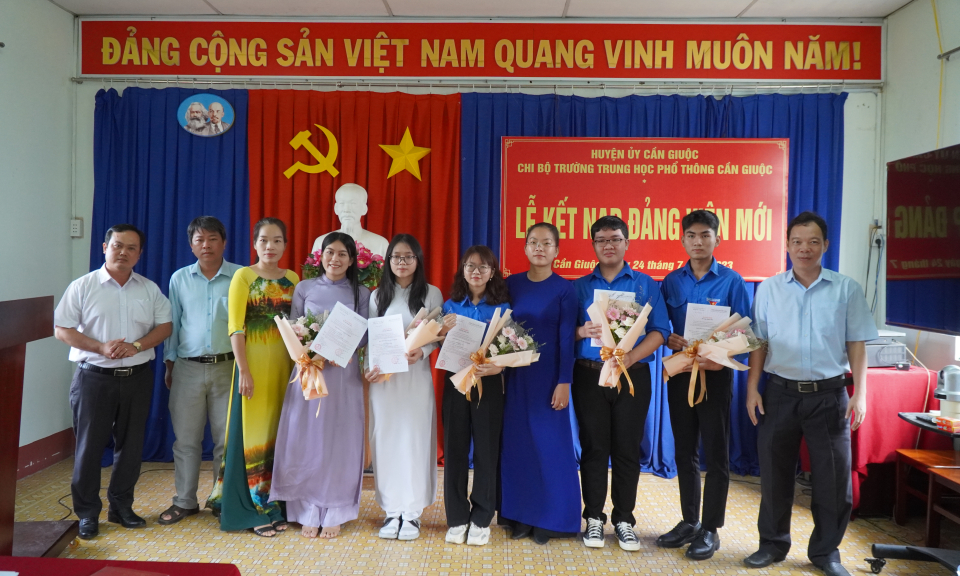 Cần Giuộc kết nạp Đảng cho học sinh là đoàn viên ưu tú