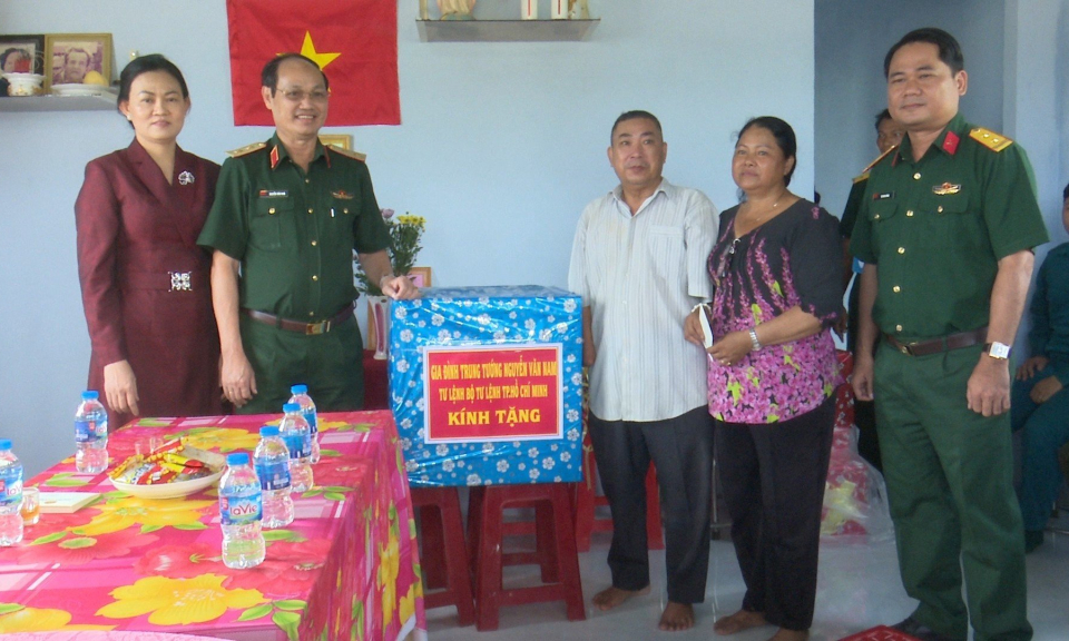 Đức Hòa bàn giao 10 căn nhà tình nghĩa Quân - Dân cho các hộ khó khăn về nhà ở