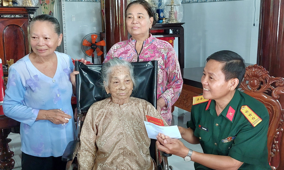 Bộ chỉ huy quân sự tỉnh Long An thăm, tặng quà Mẹ Việt Nam anh hùng tại huyện Châu Thành