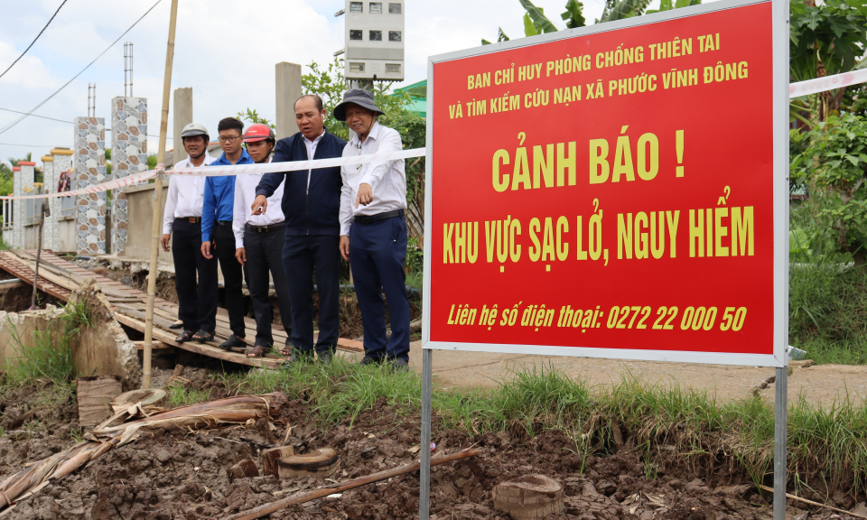Phó Chủ tịch UBND huyện Cần Giuộc kiểm tra tình trạng sạt lở bờ sông