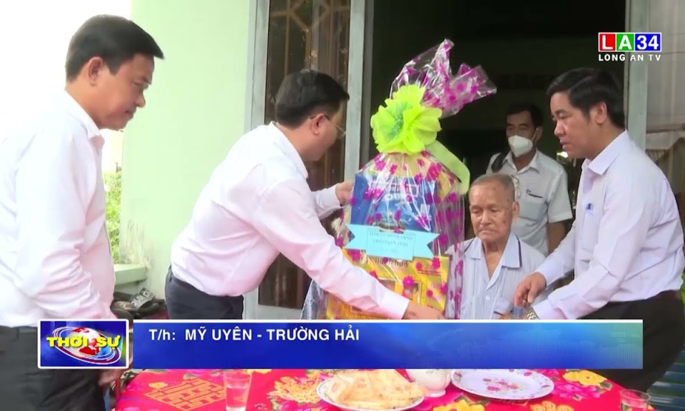 Lãnh đạo tỉnh thăm, tặng quà gia đình chính sách thành phố Tân An