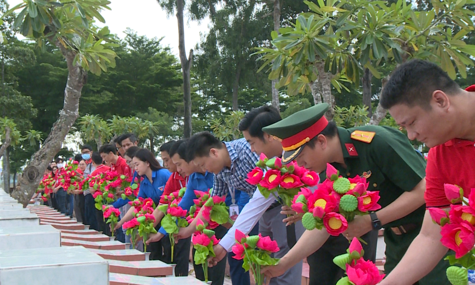 Viettel Long An trao tặng hơn 30.000 cành hoa sen dâng mộ Liệt sĩ 