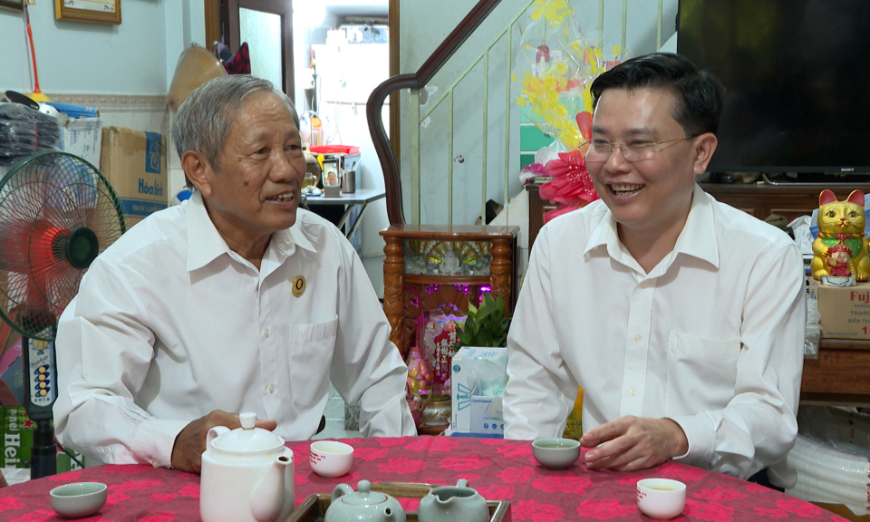 Phó Bí thư Thường trực Tỉnh ủy thăm, tặng quà gia đình chính sách thành phố Tân An