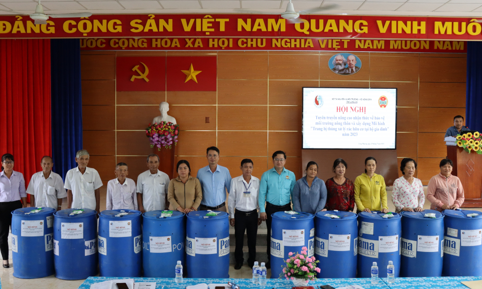 Mô hình “Trang bị thùng xử lý rác hữu cơ tại hộ gia đình” ở huyện Cần Giuộc