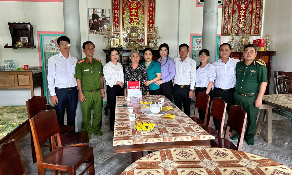  Lãnh đạo thị xã Kiến Tường thăm hỏi, tặng quà gia đình chính sách