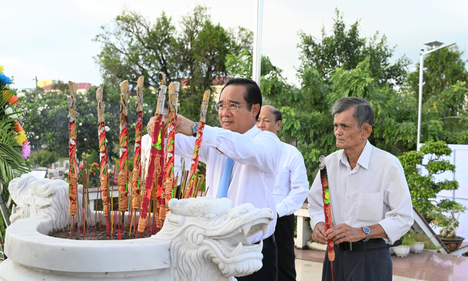 Bến Lức viếng Nghĩa trang liệt sĩ huyện nhân kỷ niệm 76 năm Ngày Thương binh - Liệt sĩ
