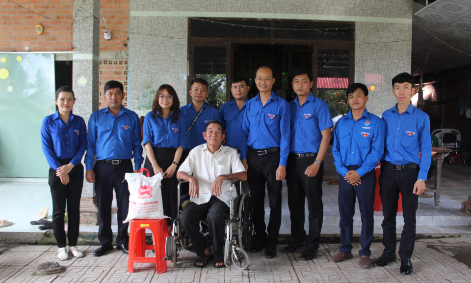 Tỉnh đoàn Long An thăm và tặng quà gia đình chính sách