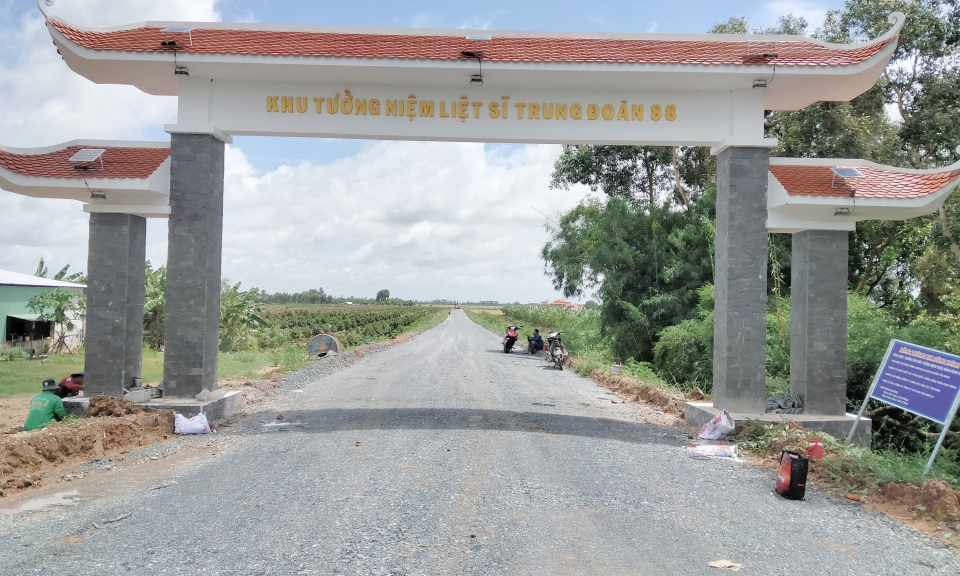 Tân Hưng đầu tư 13 tỷ đồng thi công nhựa hóa đường vào Đền tưởng niệm trận đánh kênh 62