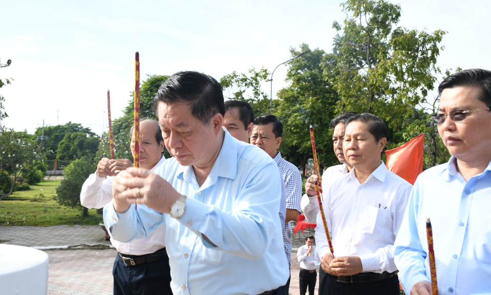 Trưởng Ban Tuyên giáo Trung ương khảo sát việc xây dựng khu lưu niệm, nhà lưu niệm đồng chí Võ Văn Tần và đồng chí Võ Văn Ngân