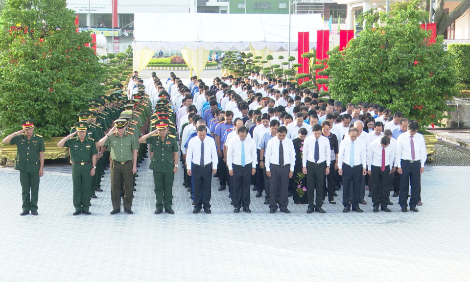 Lãnh đạo tỉnh Viếng Nghĩa trang Liệt sĩ tỉnh nhân Kỷ niệm 76 năm Ngày Thương binh - Liệt sĩ