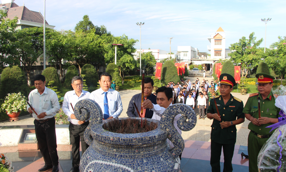Thủ Thừa: Đoàn đại biểu huyện dâng hương viếng Đài tưởng niệm huyện
