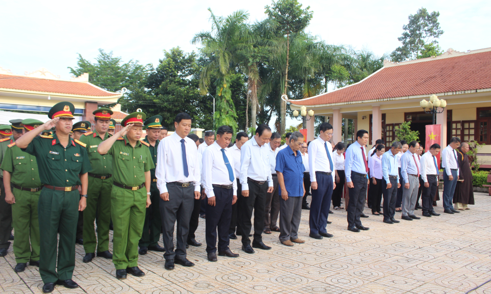 Lãnh đạo huyện Đức Huệ viếng Nghĩa trang Liệt sĩ 