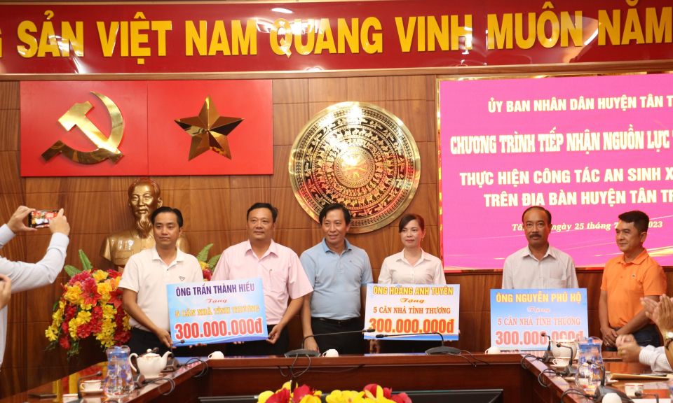 Tân Trụ tiếp nhận hơn 1,3 tỉ đồng thực hiện công tác an sinh xã hội