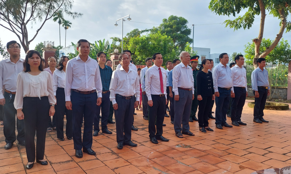  Lãnh đạo thành phố Tân An viếng mộ 42 liệt sĩ tại Phường 7