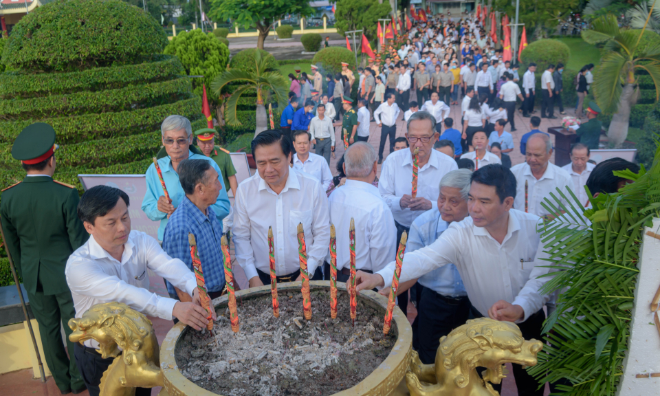 Đức Hòa viếng Nghĩa trang liệt sĩ nhân kỷ niệm 76 năm Ngày Thương binh - Liệt sĩ  27/7