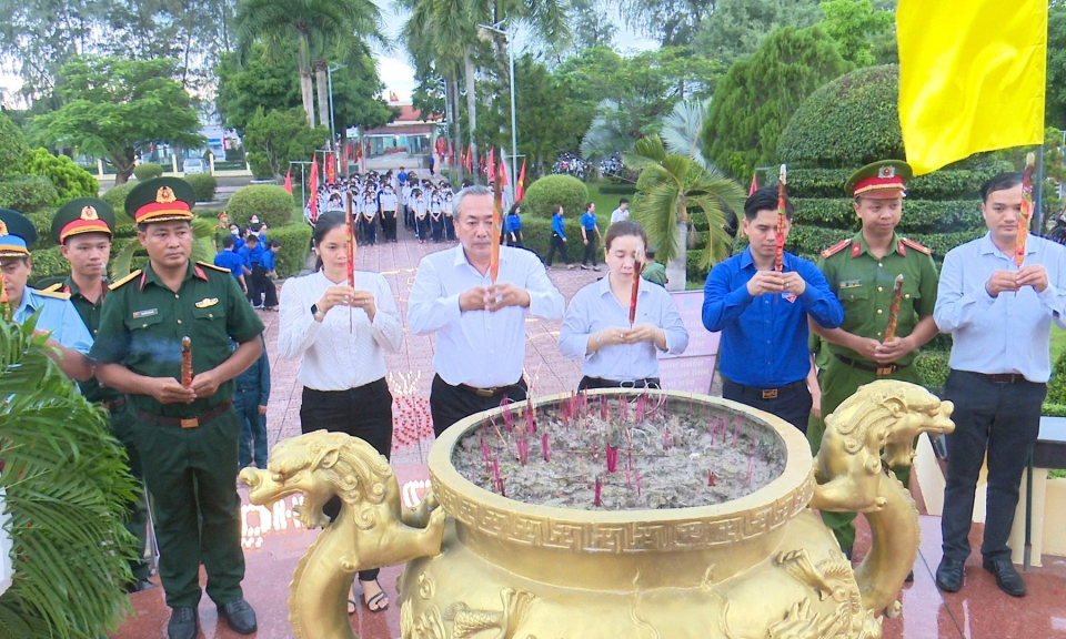 Đức Hòa thắp nến tri ân các anh hùng liệt sĩ