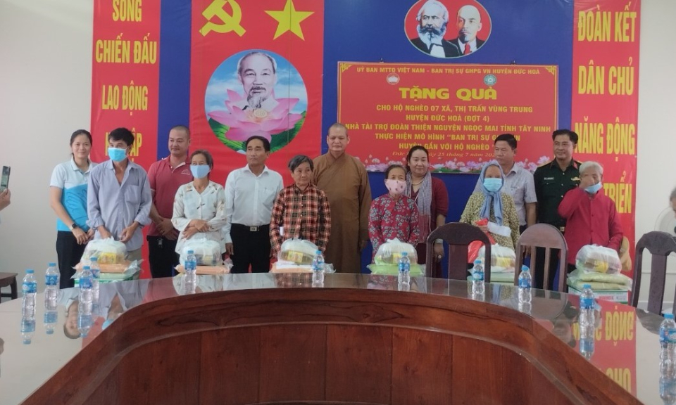 Đức hòa trao trên 200 phần quà cho hộ nghèo