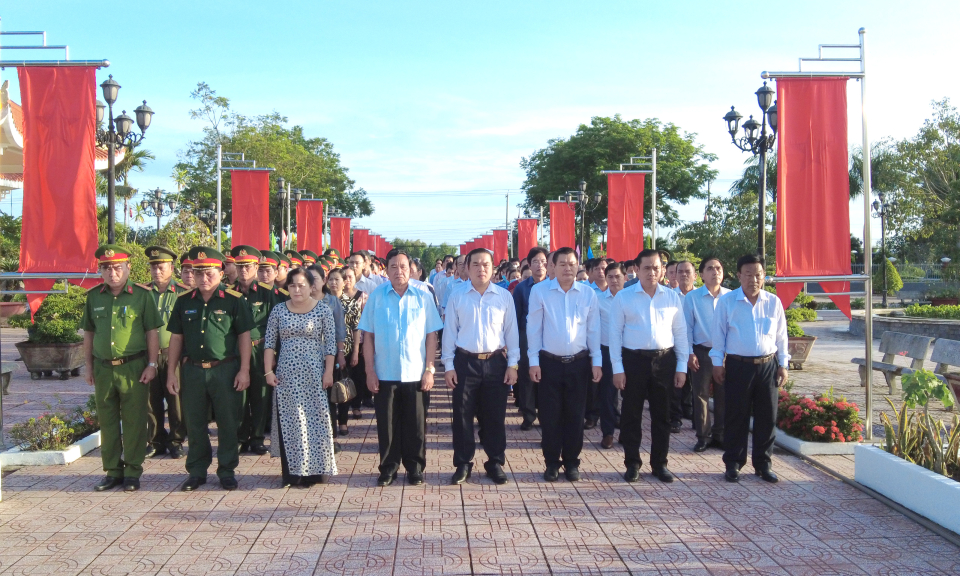 Tân Thạnh - Thạnh Hóa viếng Nghĩa trang Liệt sĩ nhân kỷ niệm 76 năm ngày Thương binh - Liệt sĩ (27/7/1947 - 27/7/2)023)