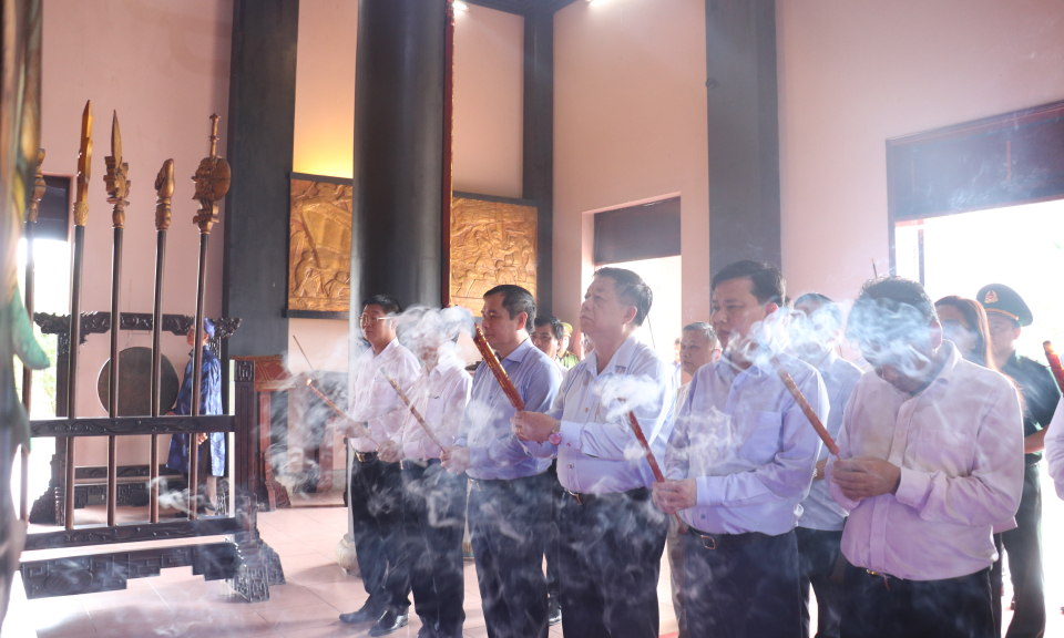 Trưởng ban Tuyên giáo Trung ương dâng hương tại Đền thờ Anh hùng dân tộc Nguyễn Trung Trực