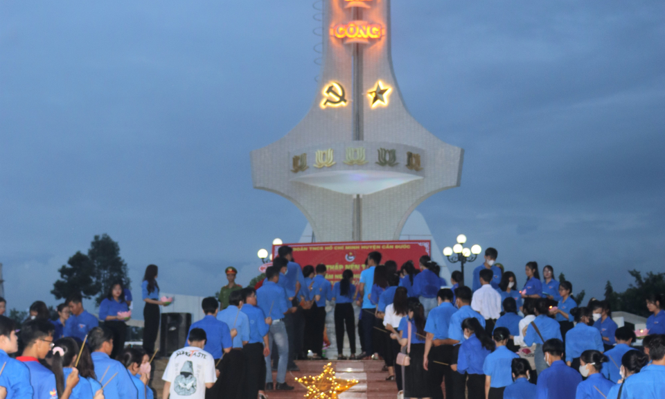 Huyện đoàn Cần Đước thắp nến tri ân các anh hùng liệt sĩ