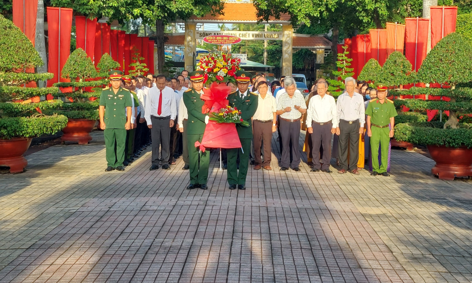Đoàn cán bộ huyện Châu Thành viếng Nghĩa trang Liệt sĩ liên huyện Châu Thành - Tân Trụ