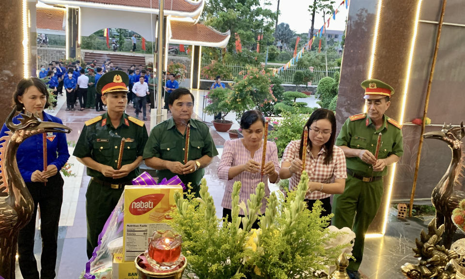 Tân Hưng thắp nến tri ân nhân Ngày Thương binh - Liệt sĩ