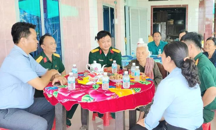 Bộ Chỉ huy Quân sự tỉnh thăm, tặng quà các mẹ Việt Nam anh hùng tại Tân Hưng