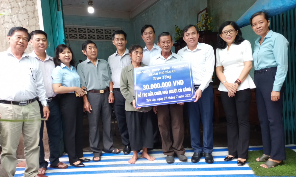 Bí thư Thành ủy Tân An thăm và tặng quà người có công