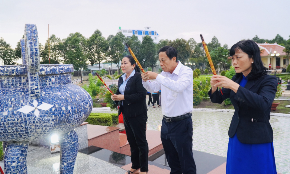 Huyện đoàn Cần Giuộc tổ chức thắp nến tri ân các anh hùng liệt sĩ 
