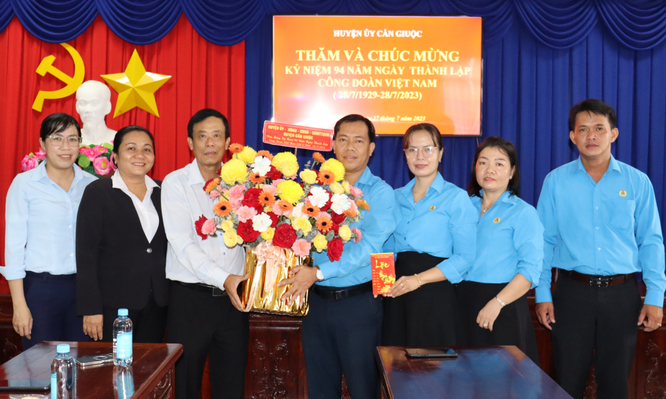 Huyện ủy Cần Giuộc chúc mừng Ngày thành lập Công đoàn Việt Nam