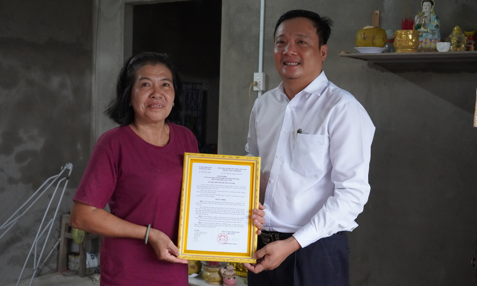 Tân Trụ trao nhà Tình nghĩa cho gia đình chính sách