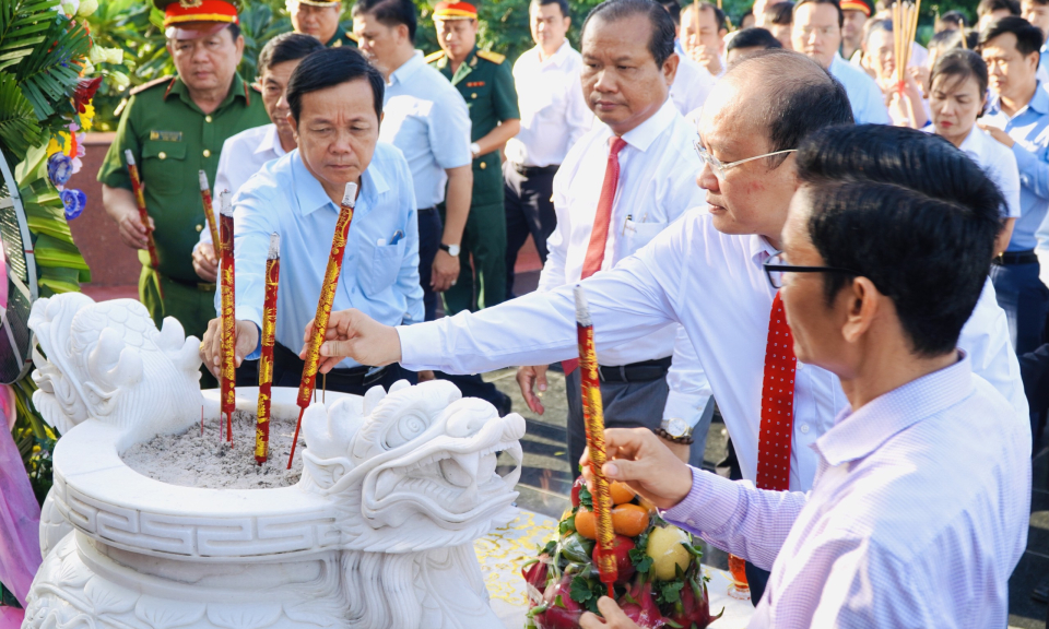 Lãnh đạo huyện Cần Giuộc viếng Nghĩa trang Liệt sĩ