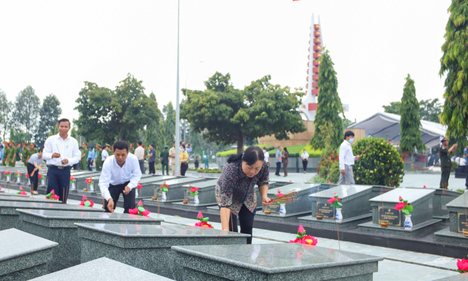 Lễ truy điệu, an táng hài cốt Liệt sĩ, quân tình nguyện và chuyên gia Việt Nam hy sinh trên chiến trường Campuchia
