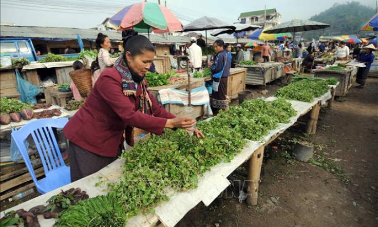 Lào: Trợ cấp và nâng lương tối thiểu cho người lao động