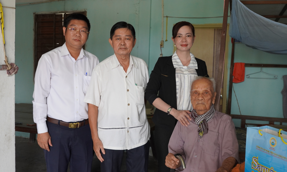 Bí thư Huyện ủy Tân Trụ thăm cựu tù Côn Đảo