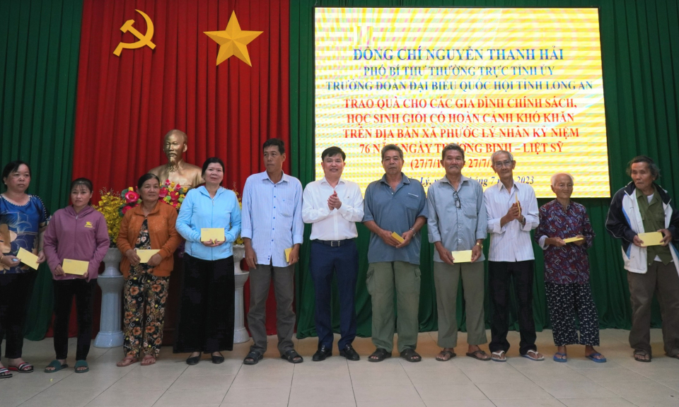 Phó Bí thư Thường trực Tỉnh ủy - Nguyễn Thanh Hải  tặng quà cho gia đình chính sách tại huyện Cần Giuộc