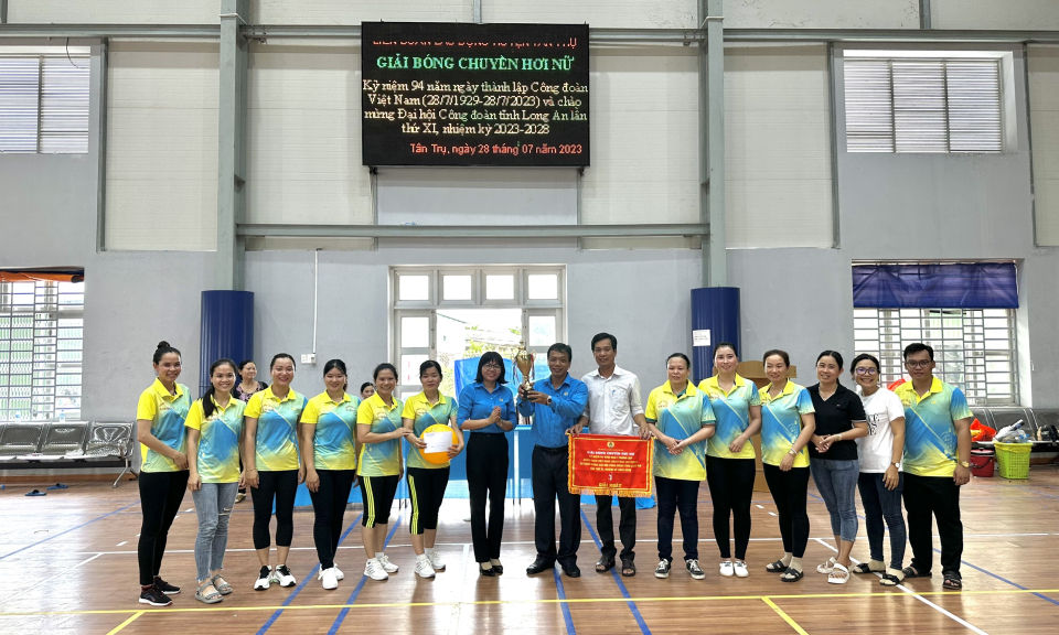 Tân Trụ: Giải bóng chuyền hơi nữ kỷ niệm Ngày thành lập Công đoàn Việt Nam