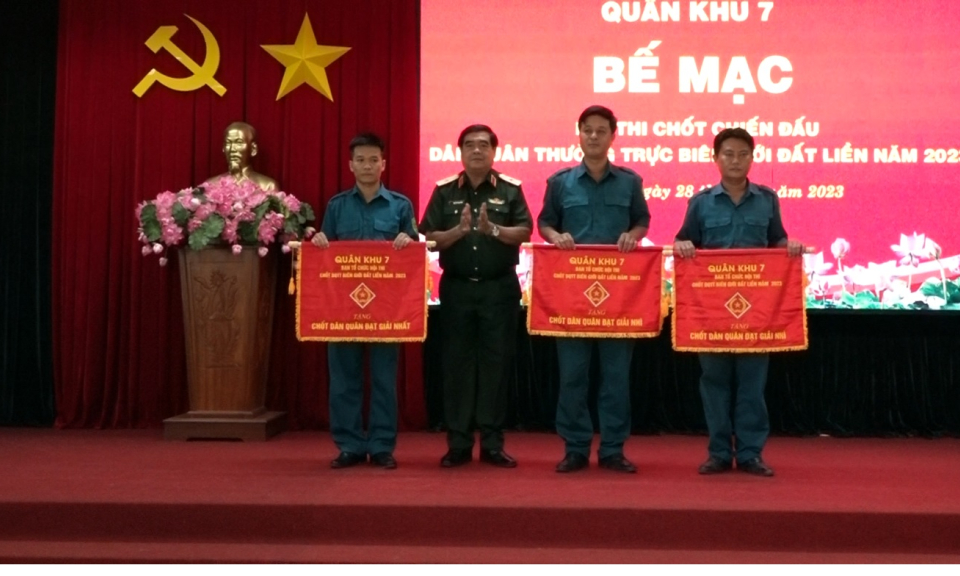 Kiến Tường: Quân khu 7 bế mạc Hội thi Chốt chiến đấu dân quân thường trực biên giới đất liền