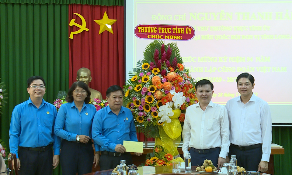 Lãnh đạo tỉnh chúc mừng Liên đoàn Lao động tỉnh nhân Ngày thành lập Công đoàn