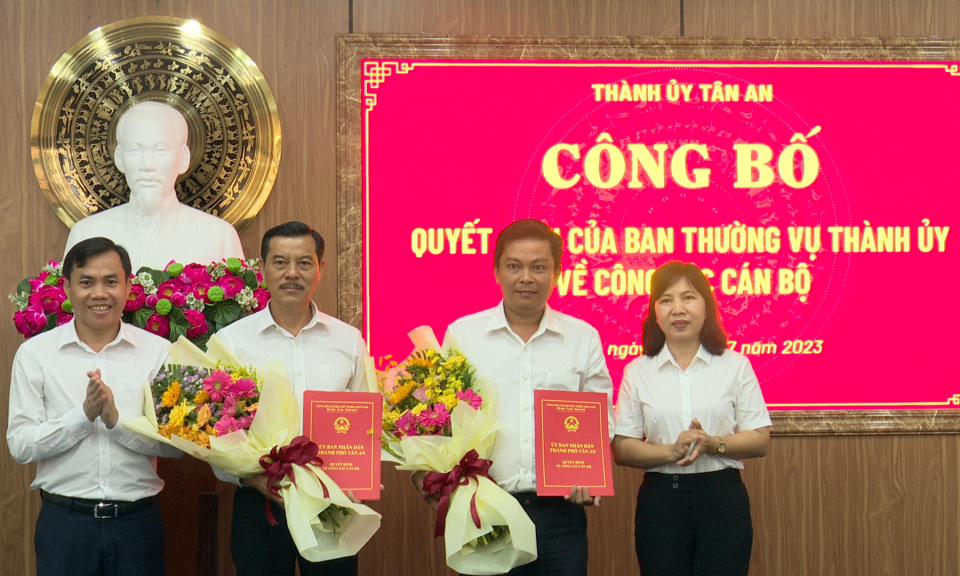 Thành phố Tân An trao quyết định công tác cán bộ