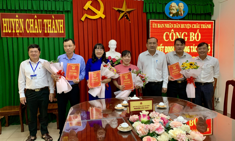Châu Thành trao các quyết định về công tác cán bộ