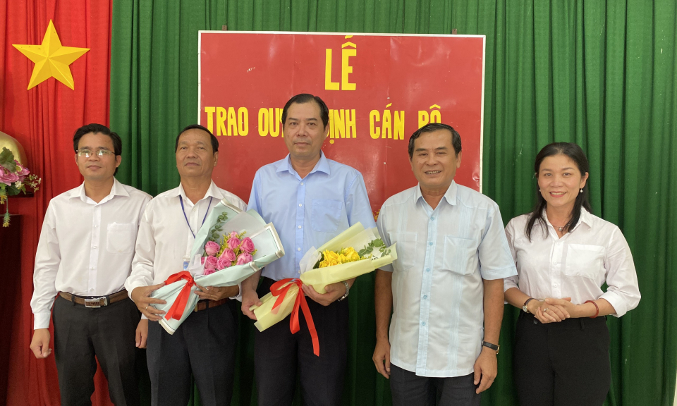 Vĩnh Hưng trao quyết định điều động công tác cán bộ