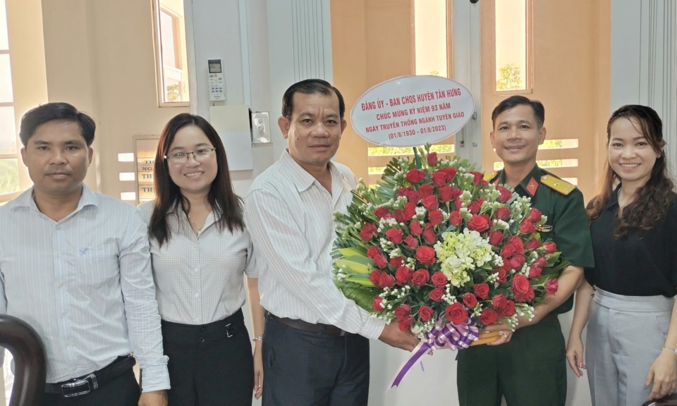 Tân Hưng thăm, chúc mừng kỷ niệm 93 năm Ngày truyền thống ngành Tuyên giáo của Đảng 
