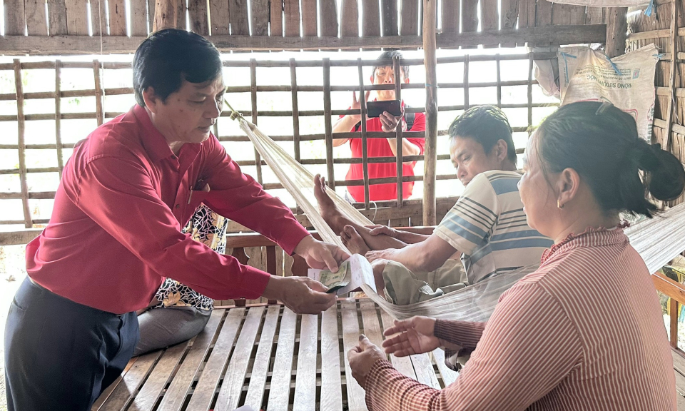 Hội Chữ thập đỏ tỉnh thăm hỏi, trao tặng tiền cho bệnh nhân có hoàn cảnh khó khăn tại Tân Hưng