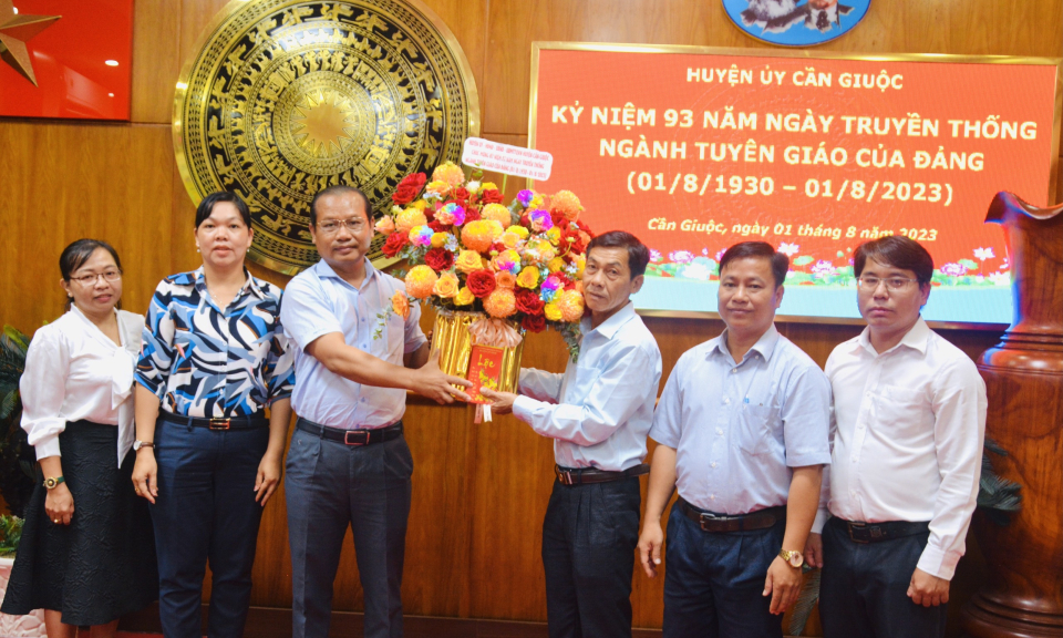Bí thư huyện ủy Cần Giuộc tặng hoa chúc mừng Ngày truyền thống ngành Tuyên giáo